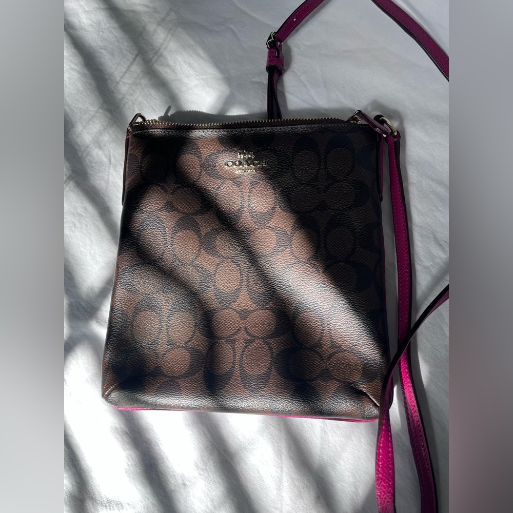 ***SOLD***COACH CROSSBODY BAG in Brown and Fuchsia Leather Messenger Bag Signatu - Picture 3 of 16